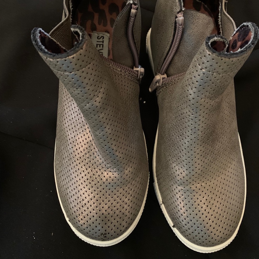 Steve Madden metallic/pewter wedge sneaker size 1